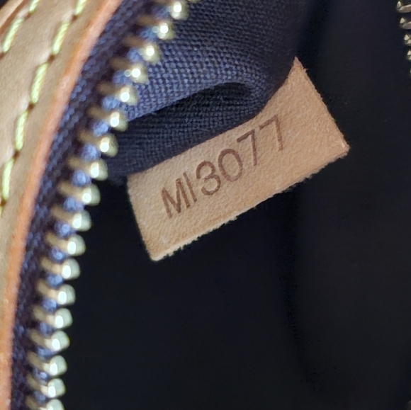 Louis Vuitton Reade PM Vernis Amarante - Picture 12 of 14